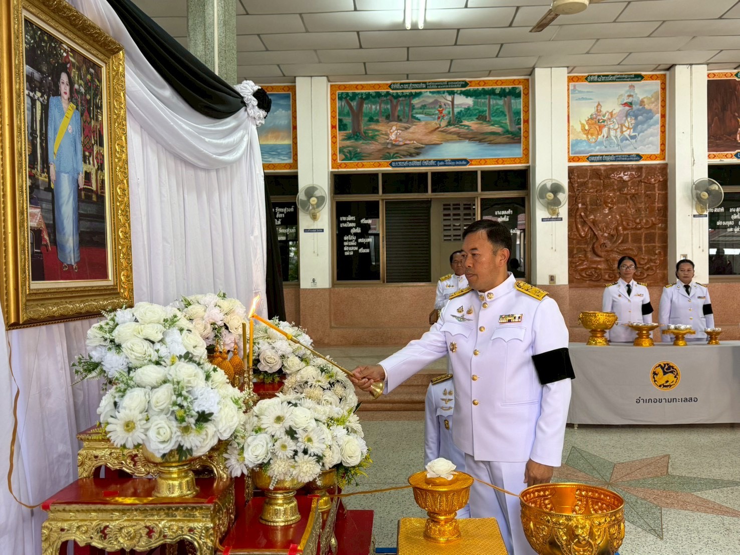 พช.ขามทะเลสอ ร่วมพิธีสรงน้ำพระบรมศพและลงนามแสดงความไว้อาลัยเบื้องหน้าพระฉายาลักษณ์ สมเด็จพระนางเจ้าสิริกิติ์ พระบรมราชินีนาถ พระบรมราชชนนีพันปีหลวง