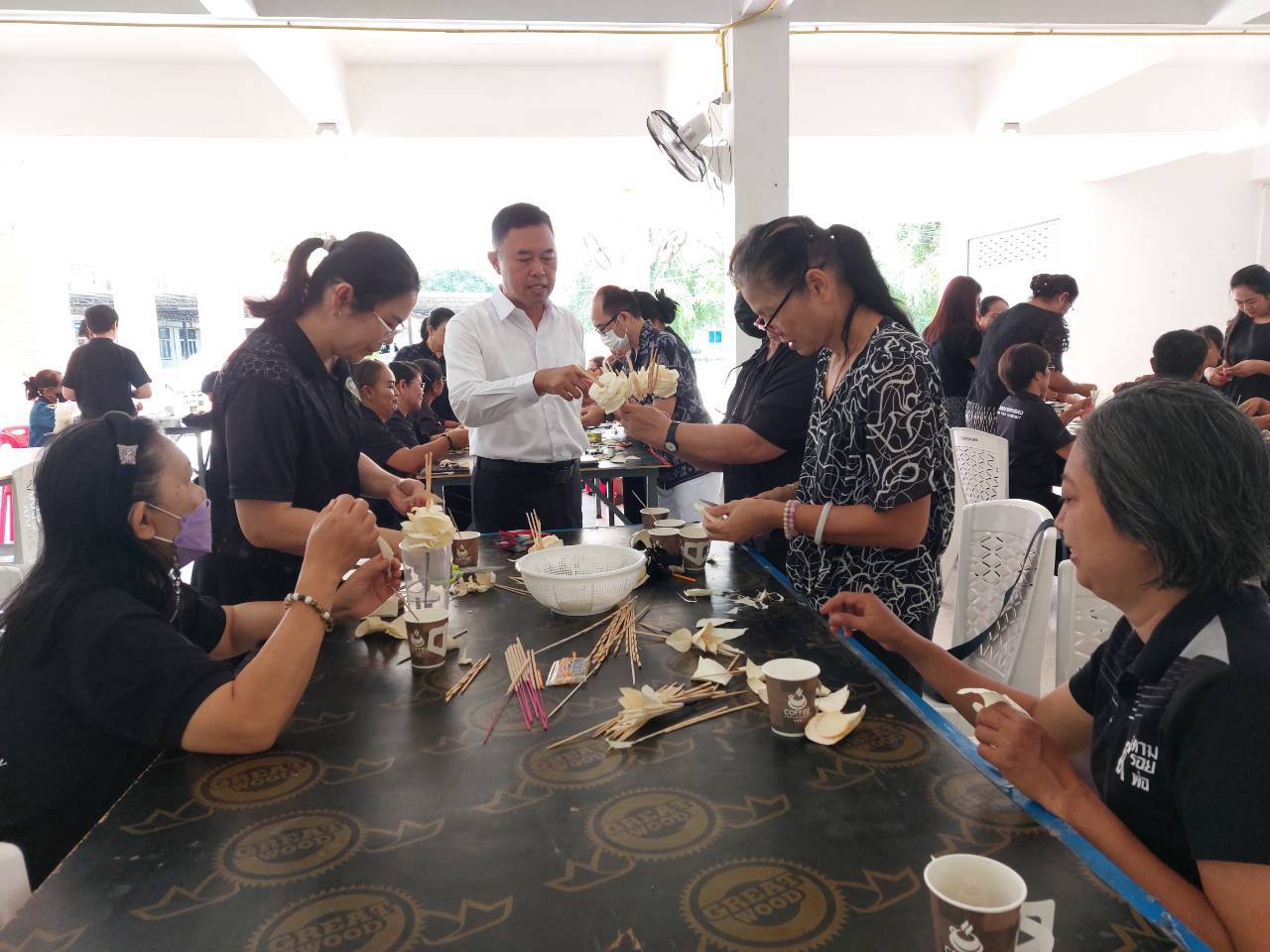 พช.ขามทะเลสอ หลอมรวมดวงใจ...ชาวขามทะเลสอ ร่วมประดิษฐ์ดอกไม้จันทน์ เตรียมความพร้อมงานพระราชพิธีถวายพระเพลิงพระบรมศพฯ