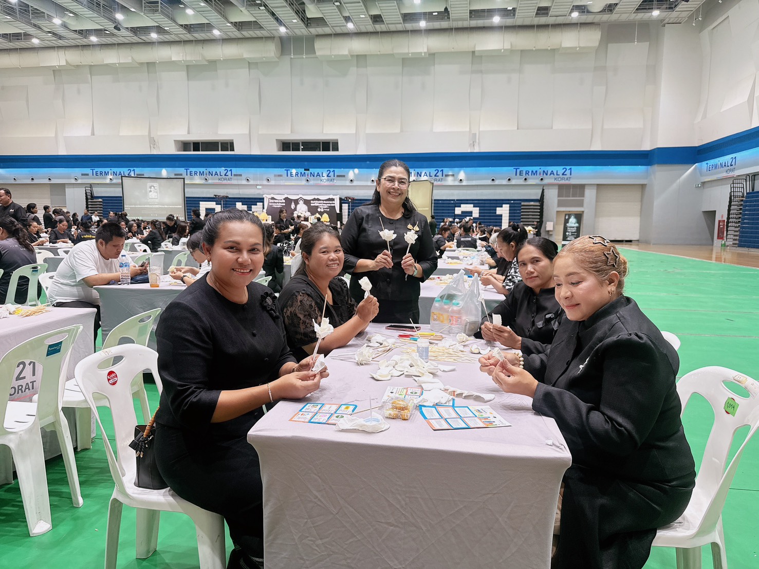 พช.ขามทะเลสอ และคณะกรรมการพัฒนาสตรีอำเภอขามทะเลสอ ร่วมกิจกรรมประดิษฐ์ดอกไม้จันทน์ ของประชาชนในส่วนภูมิภาค จังหวัดนครราชสีมา โดยศูนย์การค้าเทอร์มินอล21 โคราช