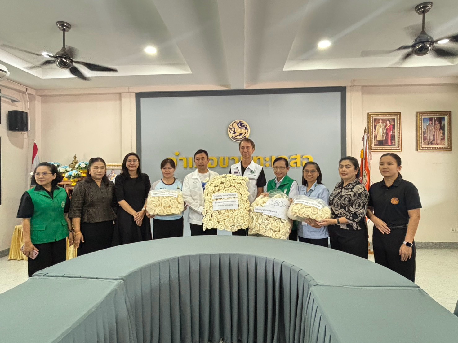 พช.ขามทะเลสอ ร่วมรับมอบดอกไม้จันทน์ จากโรงพยาบาลขามทะเลสอ จังหวัดนครราชสีมา สำหรับงานพระราชพิธีถวายพระเพลิงพระบรมศพ สมเด็จพระนางเจ้าสิริกิติ์ พระบรมราชินีนาถ พระบรมราชชนนีพันปีหลวง 