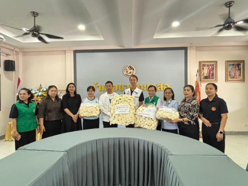 พช.ขามทะเลสอ ร่วมรับมอบดอกไม้จันทน์ จากโรงพยาบาลขามทะเลสอ จังหวัดนครราชสีมา สำหรับงานพระราชพิธีถวายพระเพลิงพระบรมศพ สมเด็จพระนางเจ้าสิริกิติ์ พระบรมราชินีนาถ พระบรมราชชนนีพันปีหลวง 